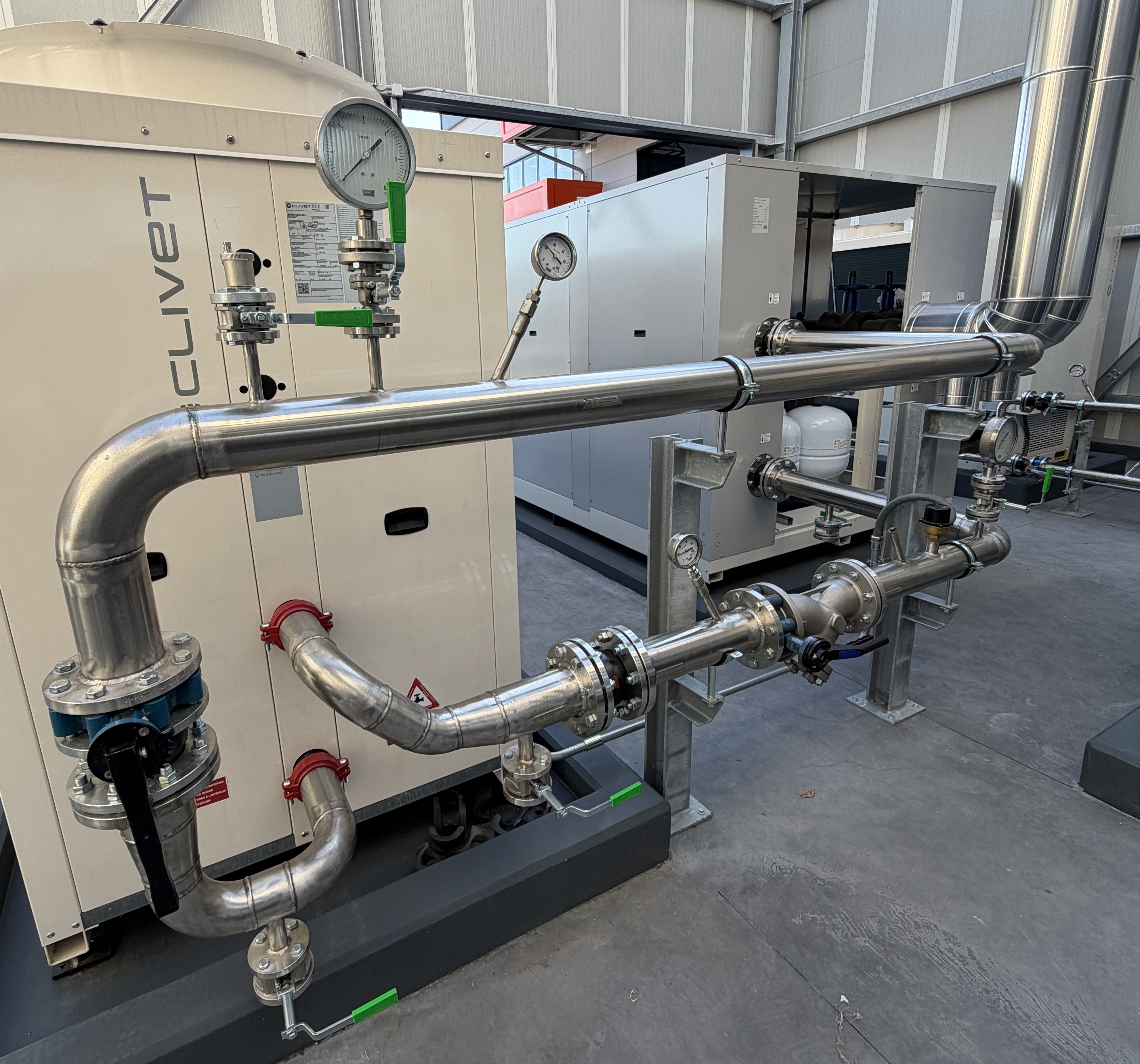 Piping in officina — immagine illustrativa