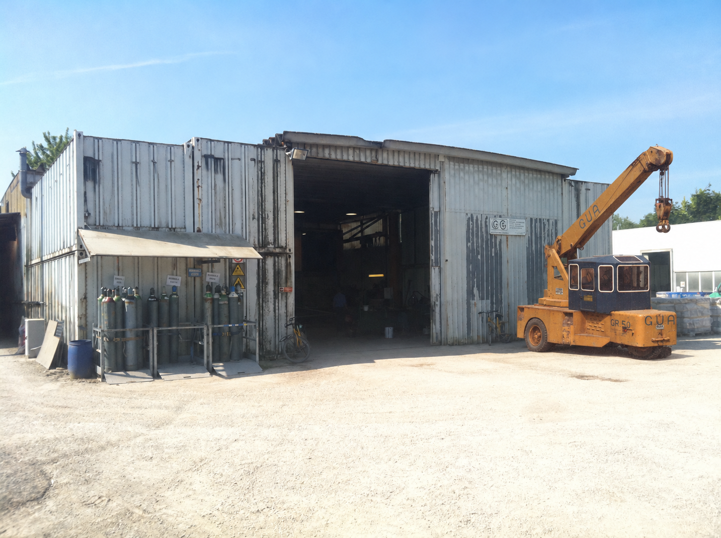 Officina Co.Ge. con tubazioni prefabbricate nel piazzale
